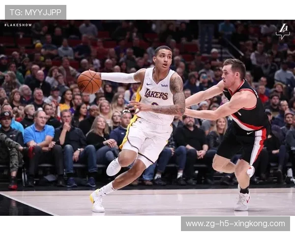 利拉德突破抛投命中,开拓者士气大振