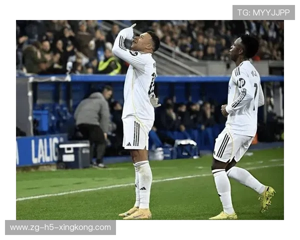 姆巴佩禁区外突然起脚